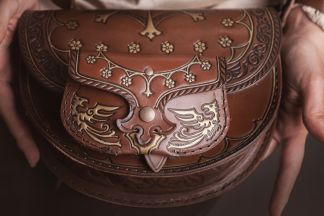 Bolsa de cuero Alastor con bandolera y soportes para cinturon. Tartejero a juego disponible.